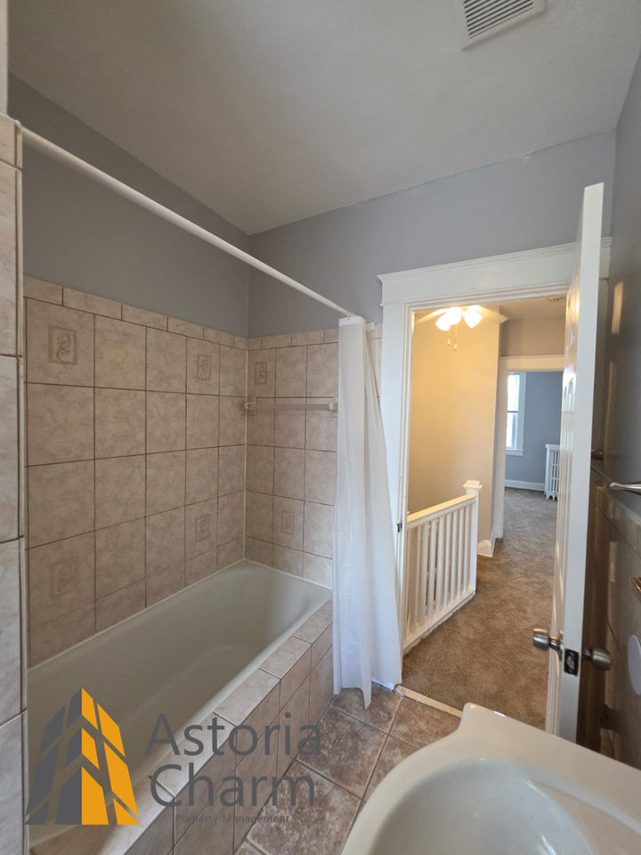 3016 Pelham Ave - Photo 4 of 41