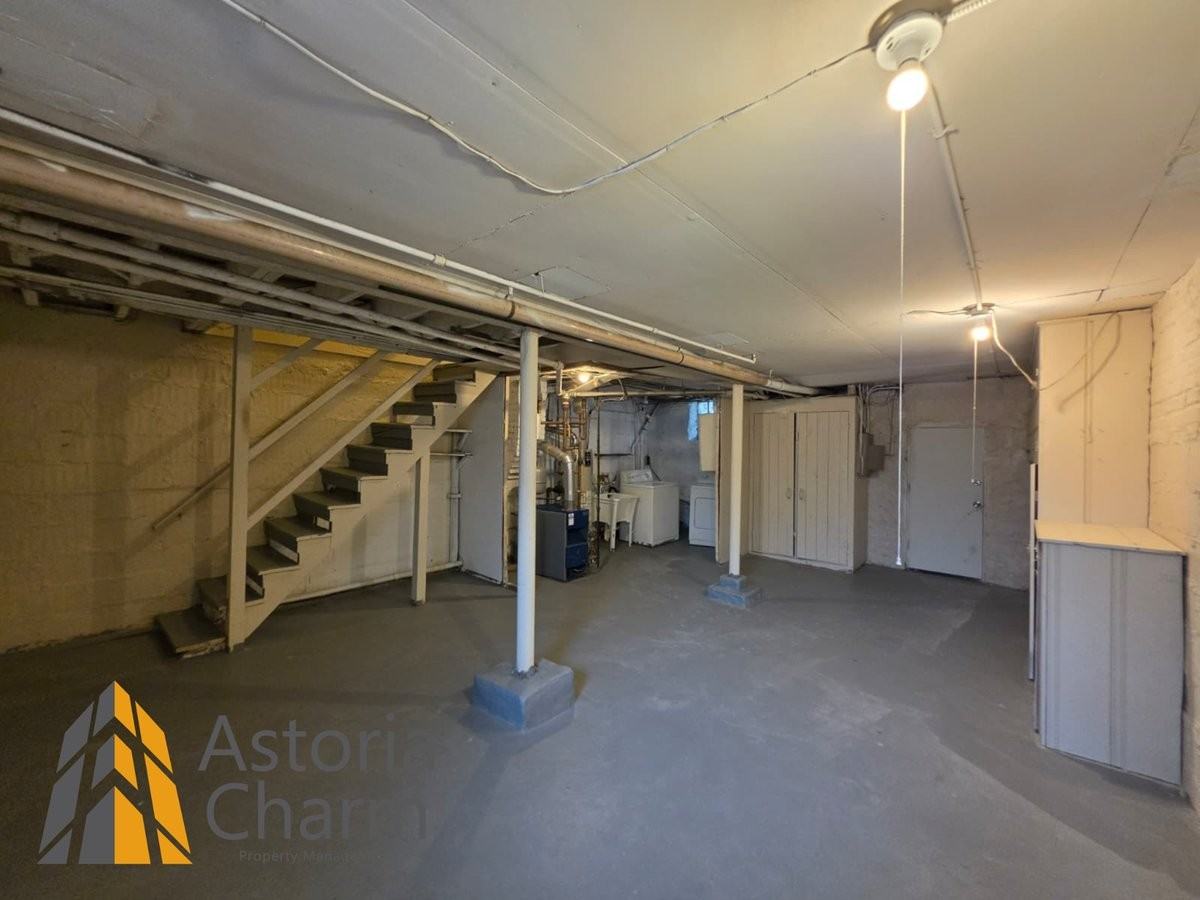 3016 Pelham Ave - Photo 5 of 41