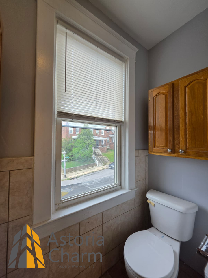 3016 Pelham Ave - Photo 6 of 41