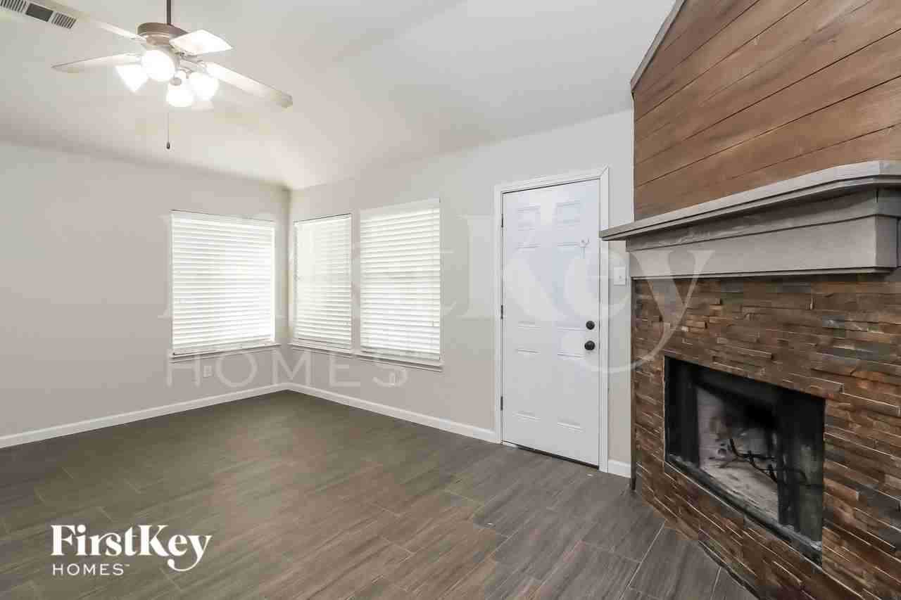 10737 Emerald Park Ln - Photo 2 of 15