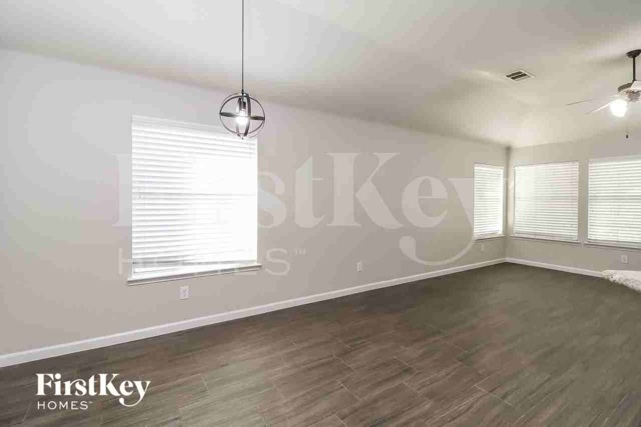 10737 Emerald Park Ln - Photo 3 of 15