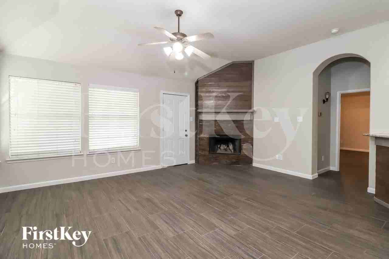 10737 Emerald Park Ln - Photo 4 of 15