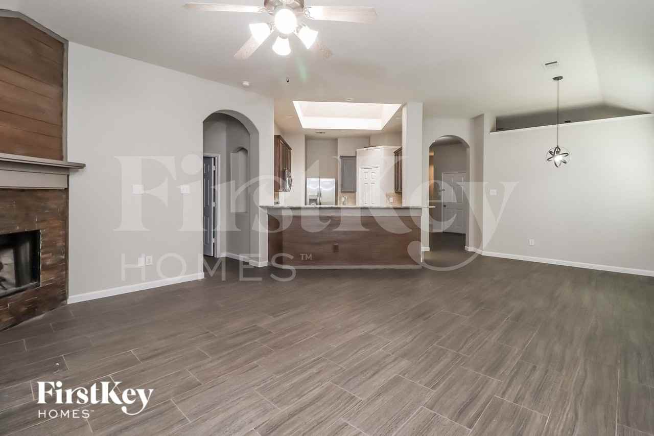 10737 Emerald Park Ln - Photo 5 of 15