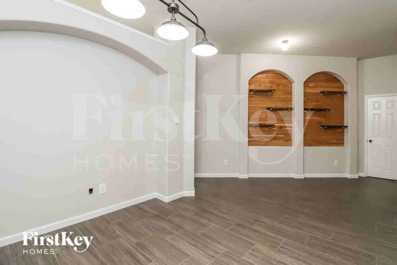 10737 Emerald Park Ln - Photo 7 of 15