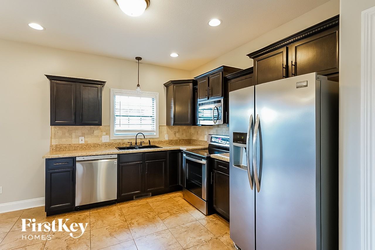 1233 Allmon Dr - Photo 3 of 15
