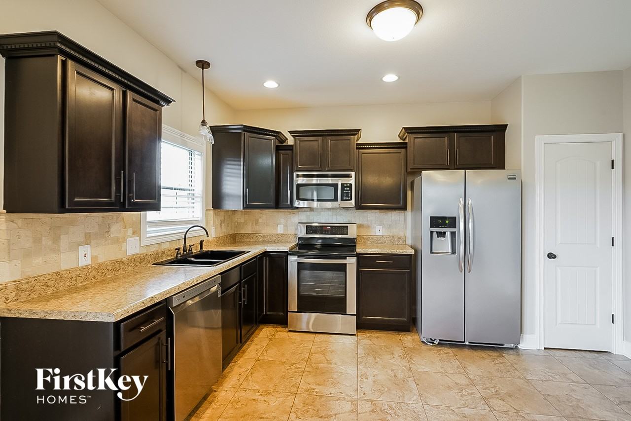 1233 Allmon Dr - Photo 4 of 15