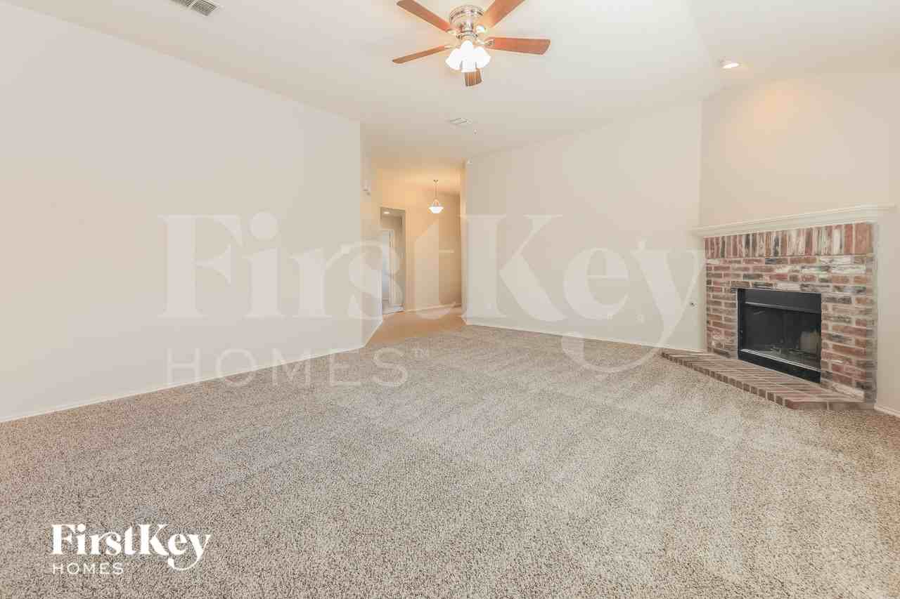 2064 Fairview Dr - Photo 4 of 17