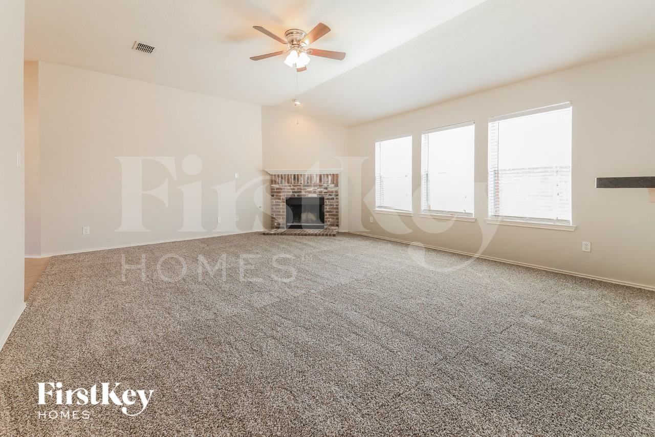 2064 Fairview Dr - Photo 5 of 17