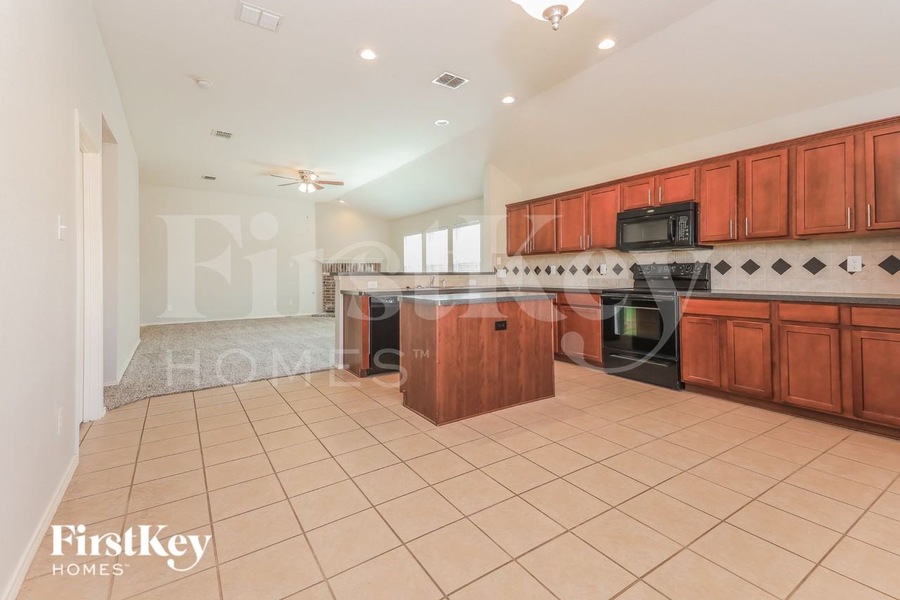 2064 Fairview Dr - Photo 6 of 17