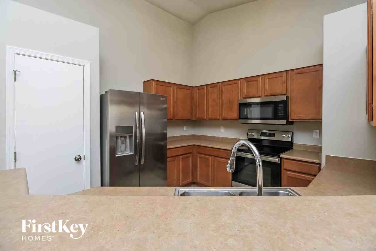 7023 S 38th Dr - Photo 4 of 15
