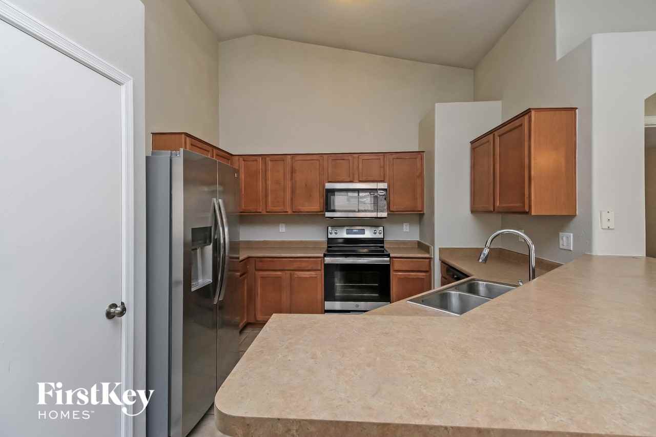 7023 S 38th Dr - Photo 5 of 15