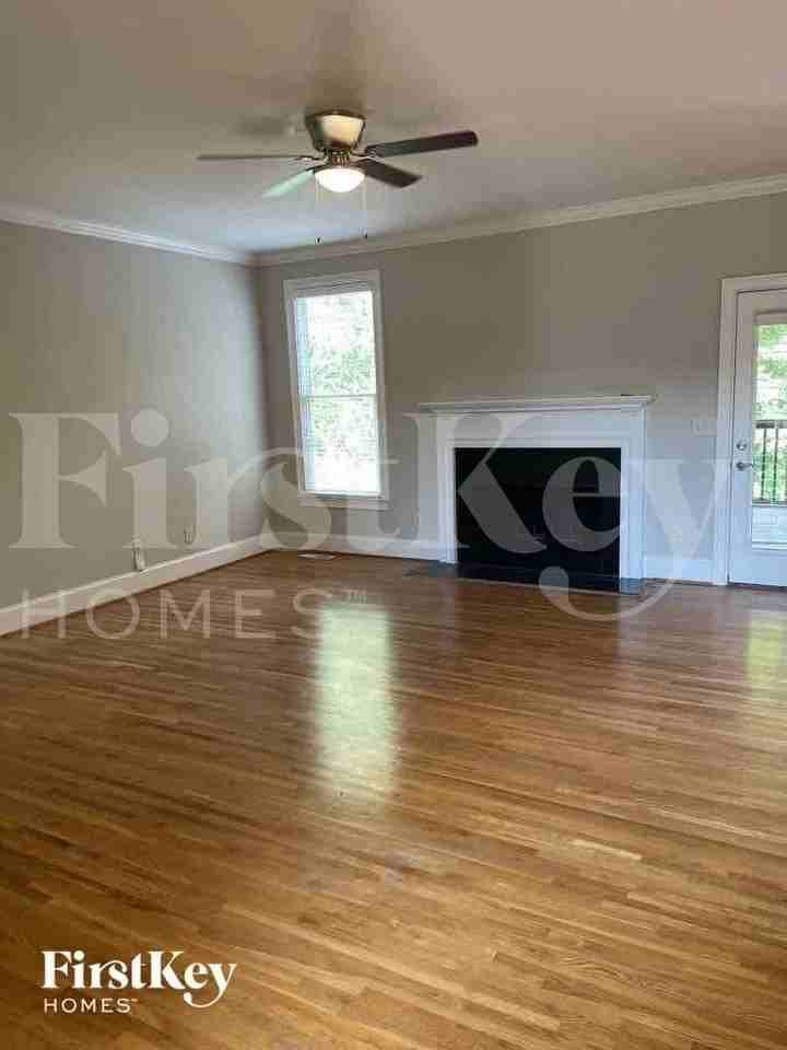 1046 Highland Park Pl - Photo 2 of 11