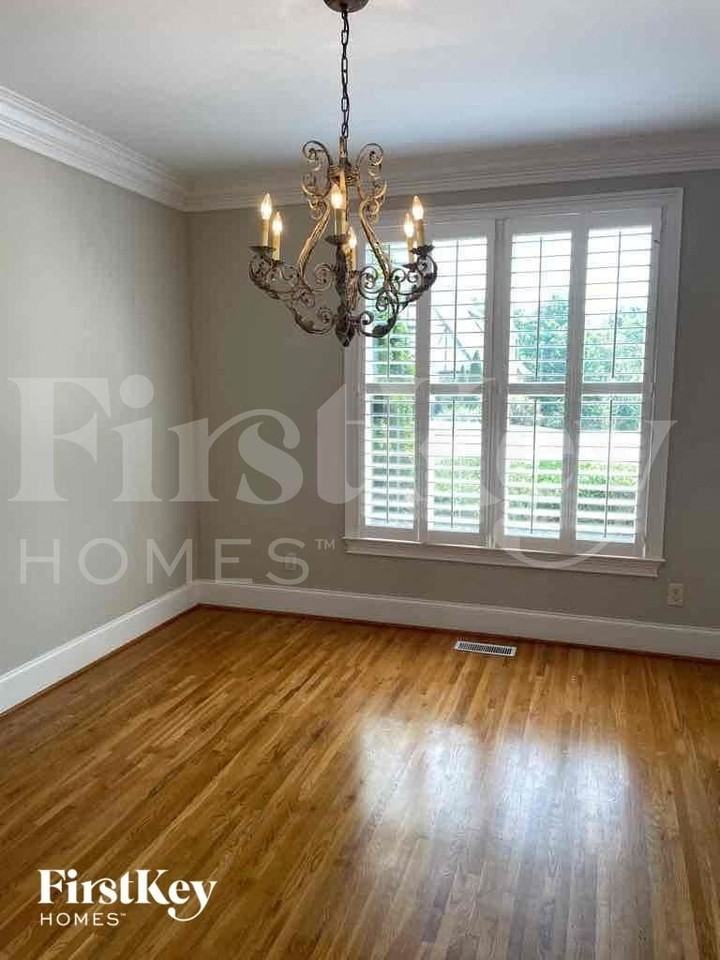 1046 Highland Park Pl - Photo 3 of 11