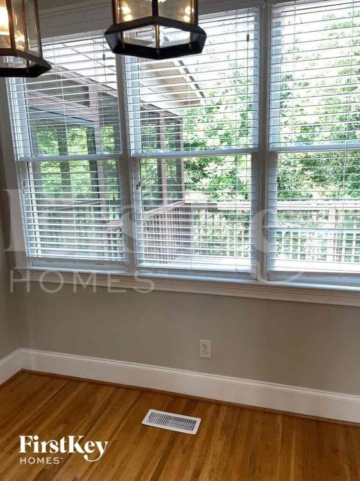 1046 Highland Park Pl - Photo 4 of 11