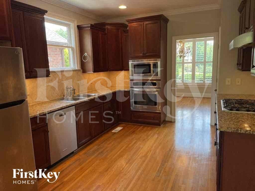 1046 Highland Park Pl - Photo 5 of 11