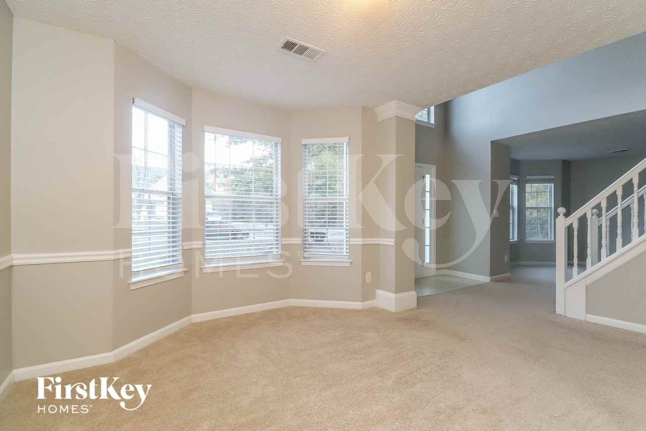 556 Harvick Cir - Photo 2 of 15