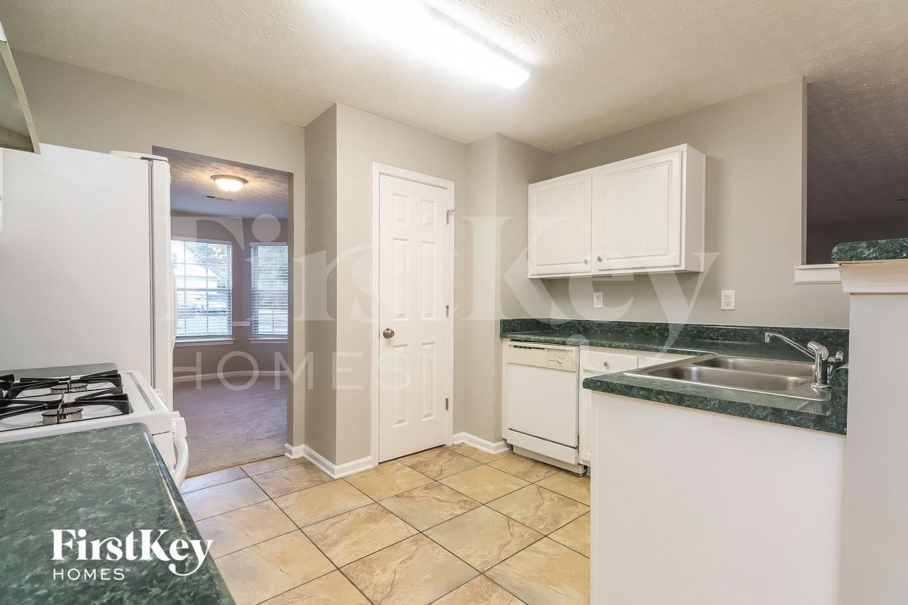 556 Harvick Cir - Photo 5 of 15