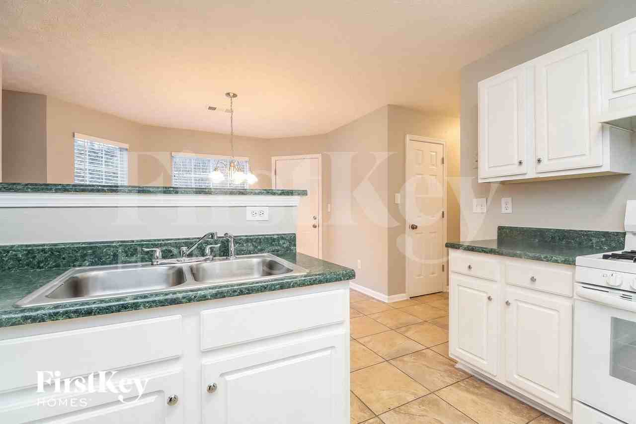 556 Harvick Cir - Photo 6 of 15