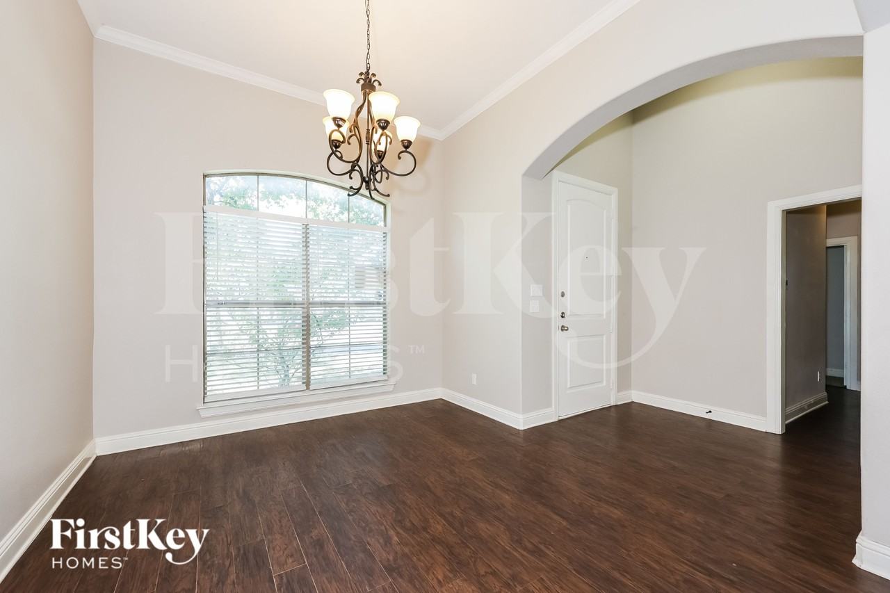 304 Cobb Dr - Photo 4 of 16