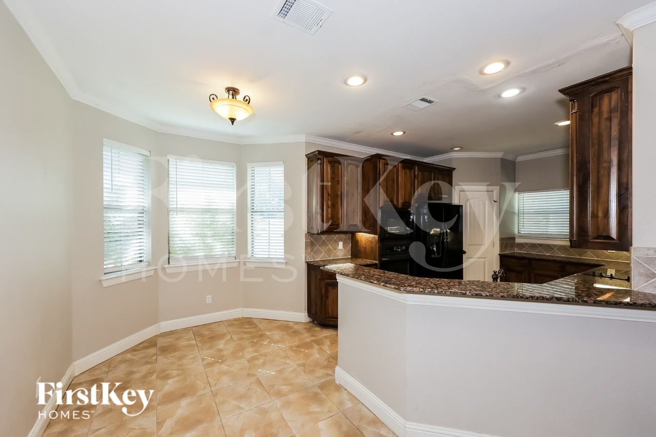 304 Cobb Dr - Photo 5 of 16