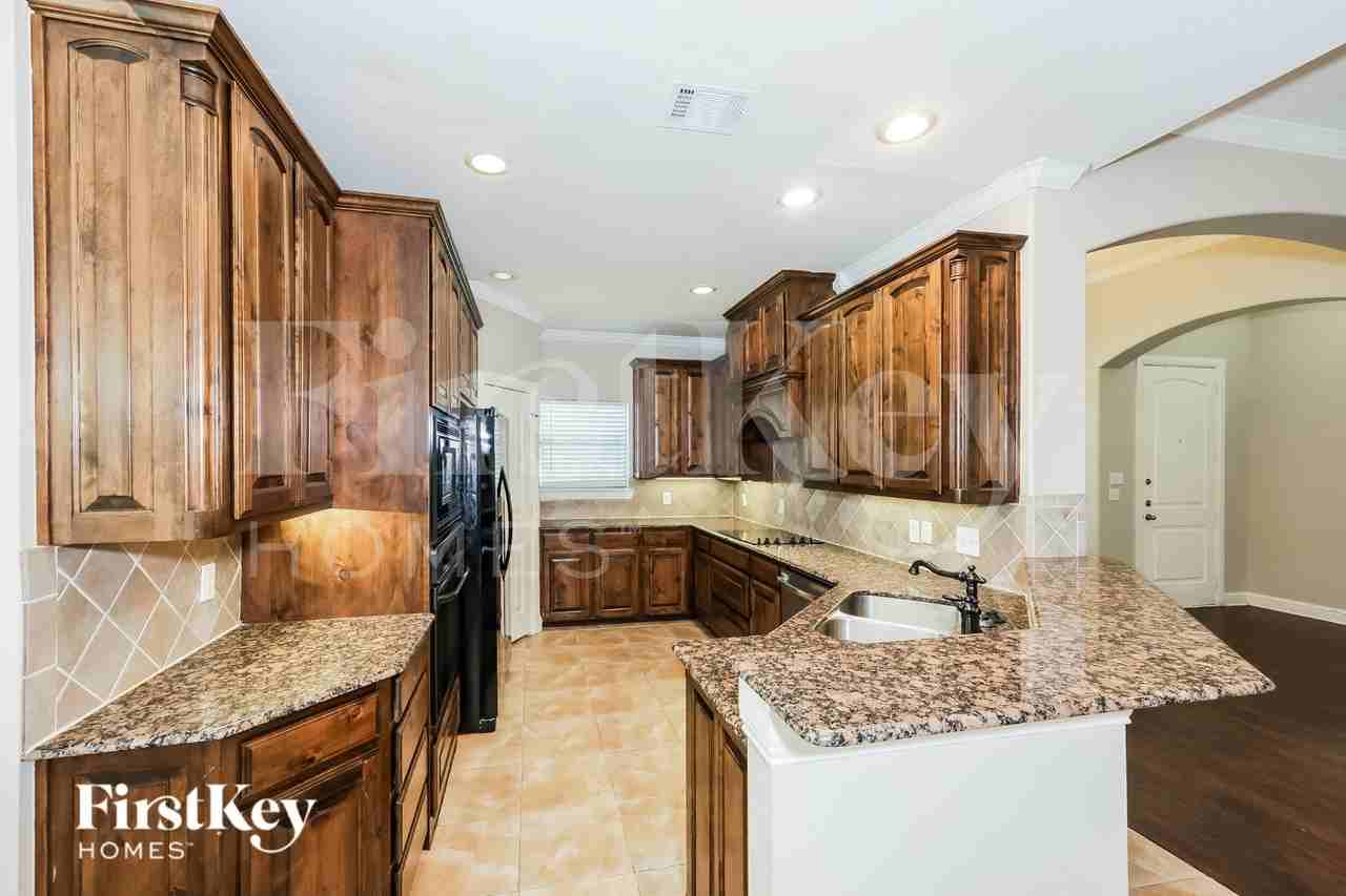 304 Cobb Dr - Photo 6 of 16