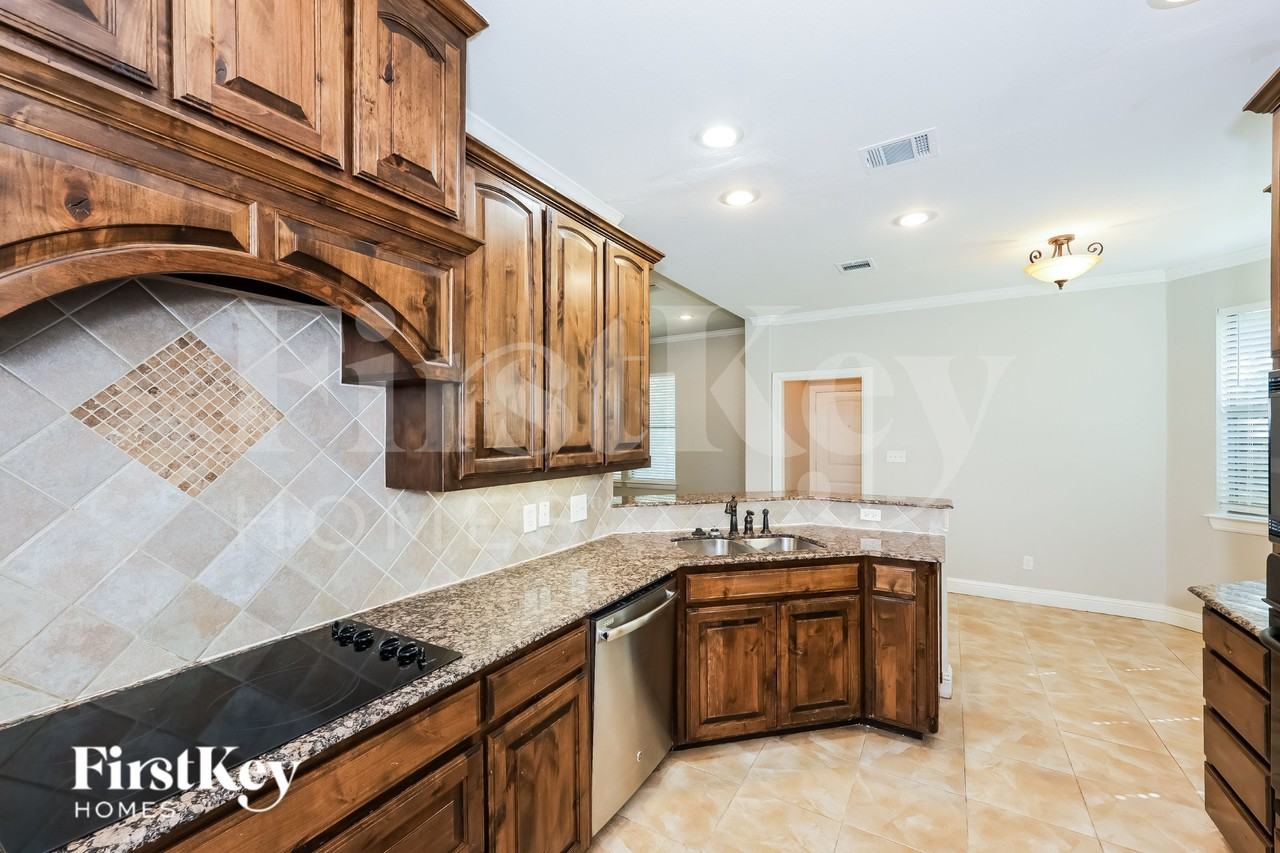 304 Cobb Dr - Photo 7 of 16