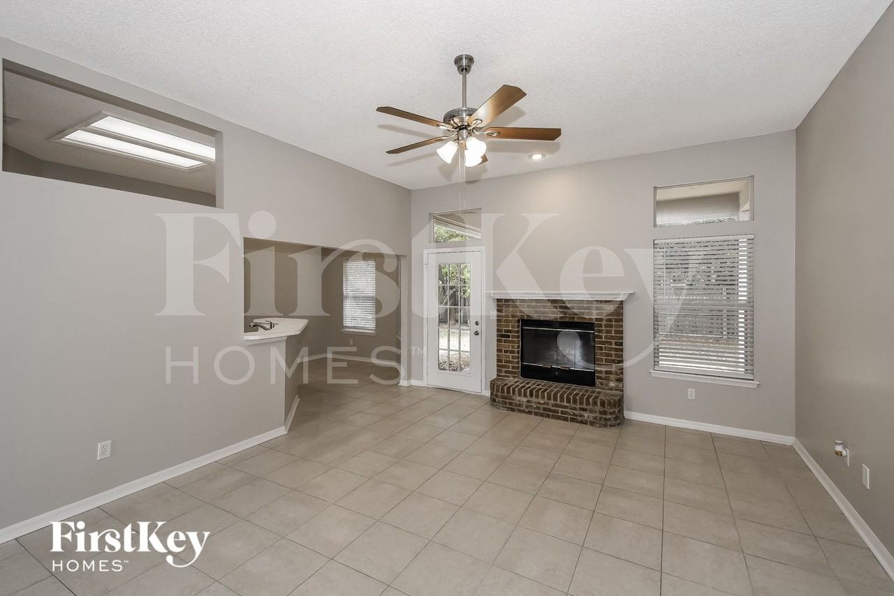 3421 Provincial Cir E - Photo 4 of 15