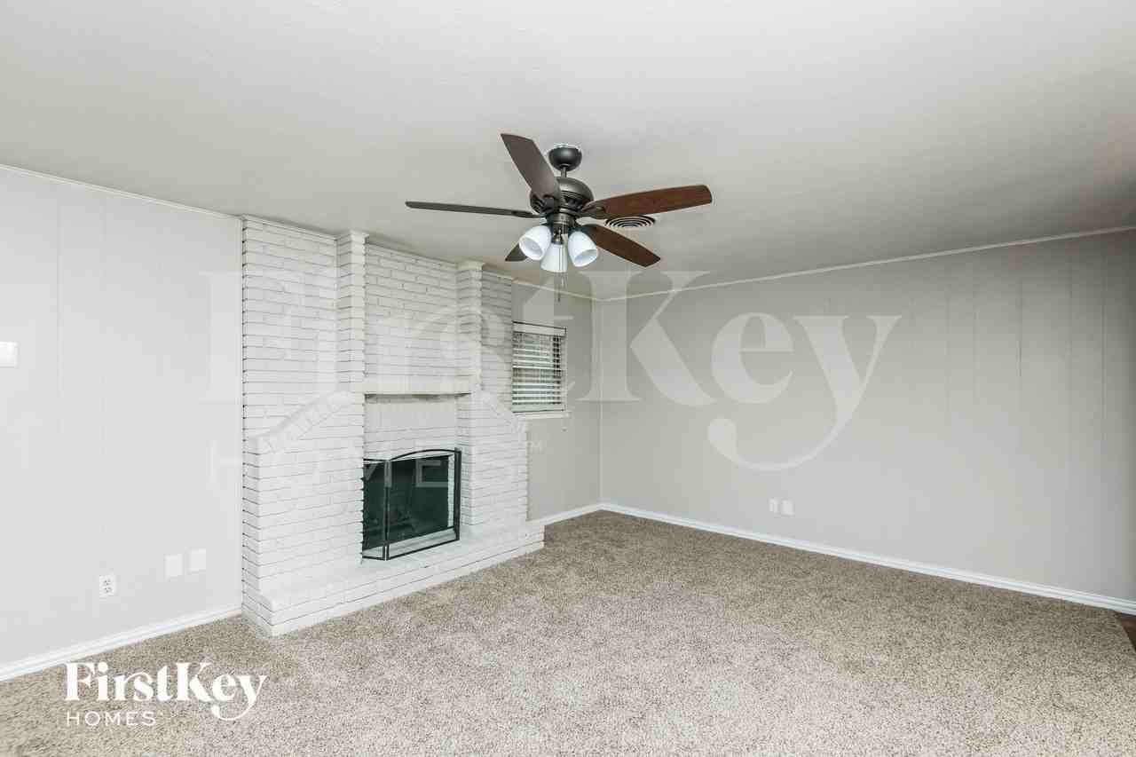 220 Hallbrook Dr - Photo 2 of 15