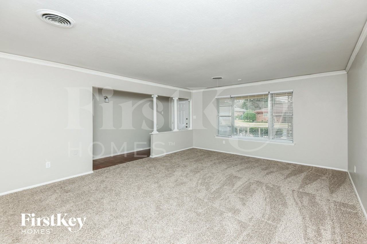 220 Hallbrook Dr - Photo 3 of 15