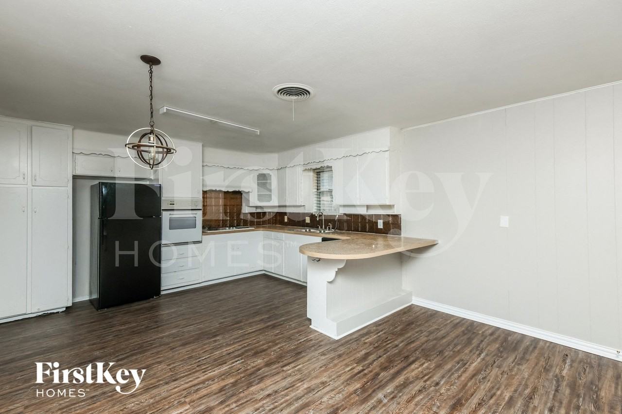 220 Hallbrook Dr - Photo 4 of 15