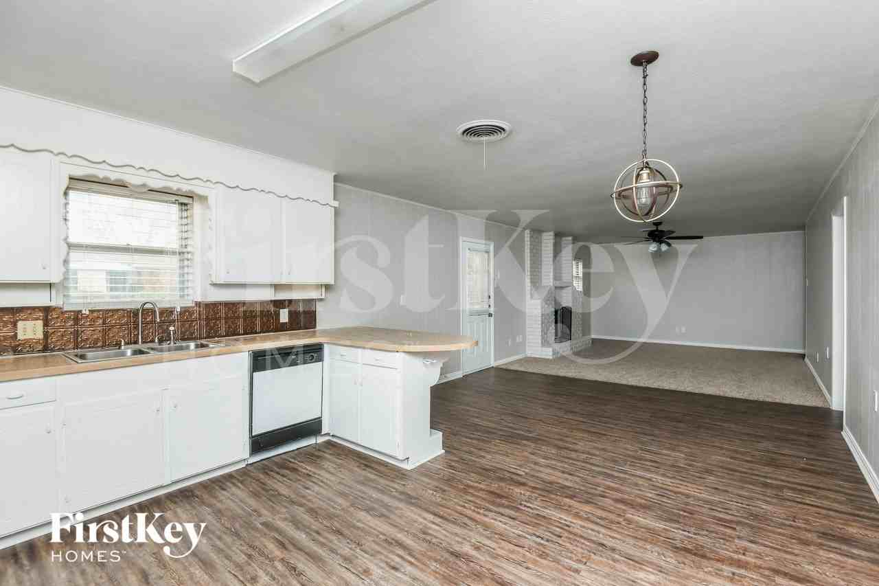 220 Hallbrook Dr - Photo 6 of 15