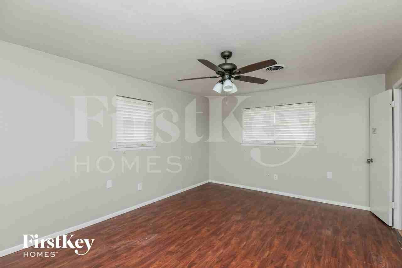 220 Hallbrook Dr - Photo 7 of 15
