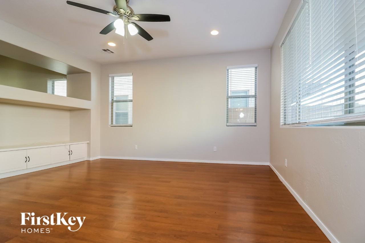 17454 W Banff Ln - Photo 3 of 15