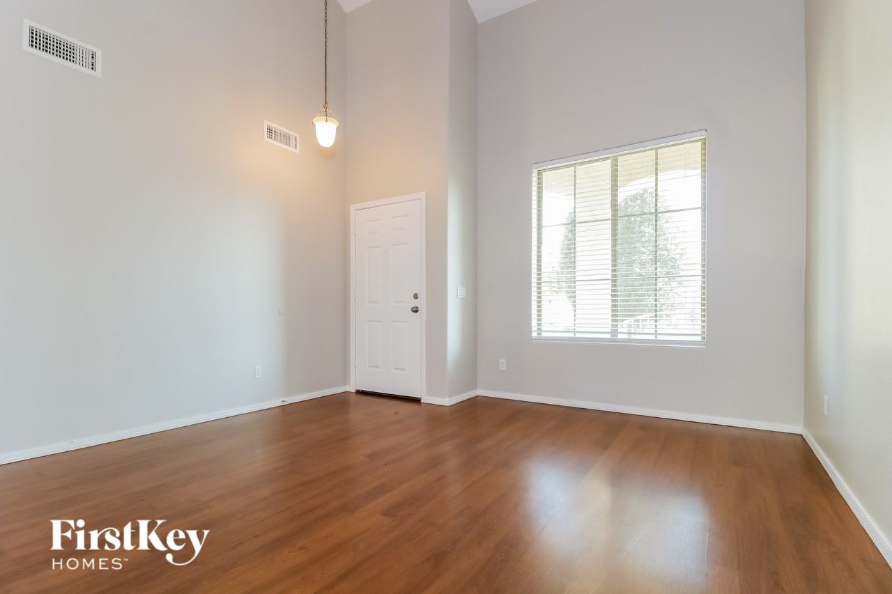 17454 W Banff Ln - Photo 4 of 15