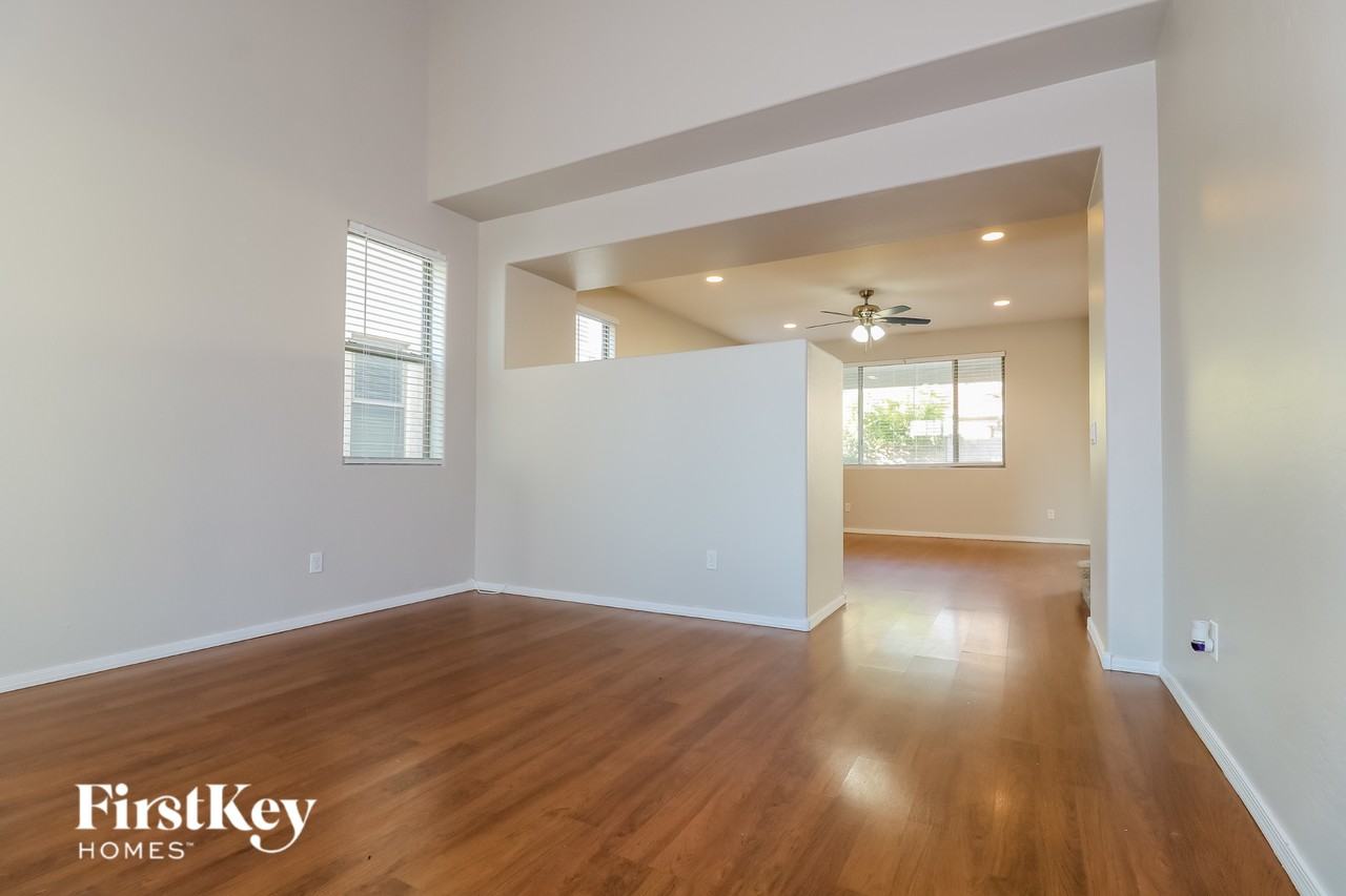 17454 W Banff Ln - Photo 5 of 15