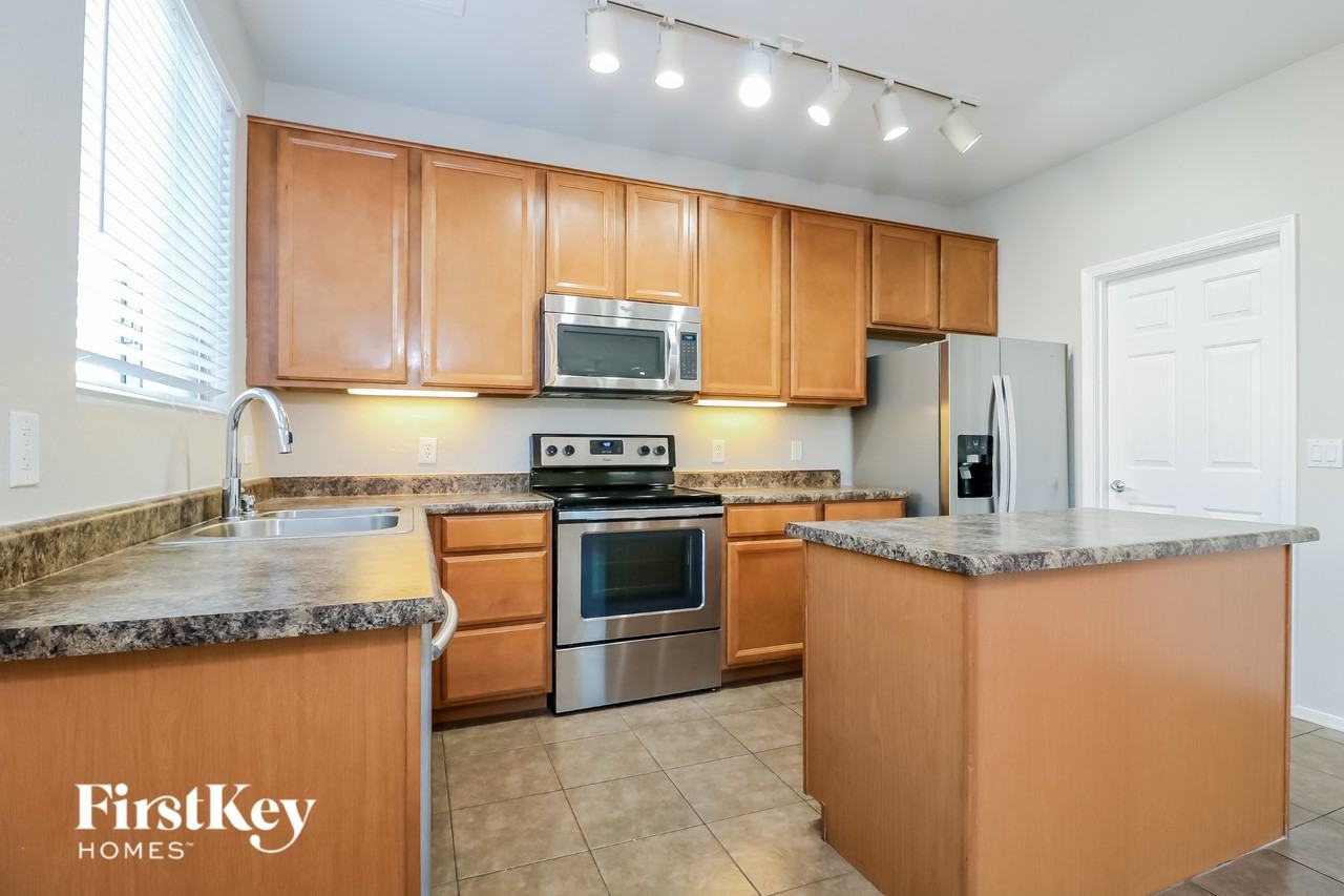 17454 W Banff Ln - Photo 6 of 15