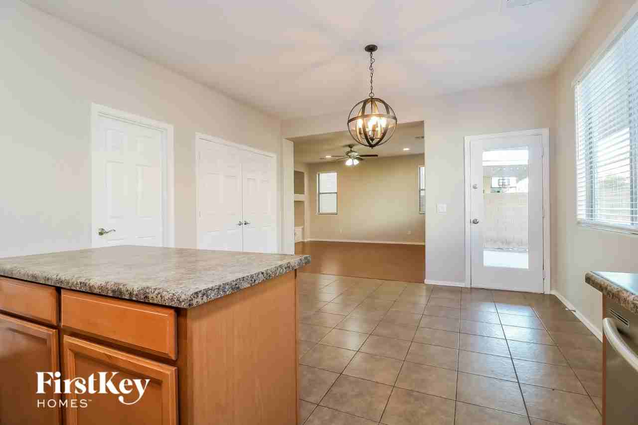 17454 W Banff Ln - Photo 7 of 15