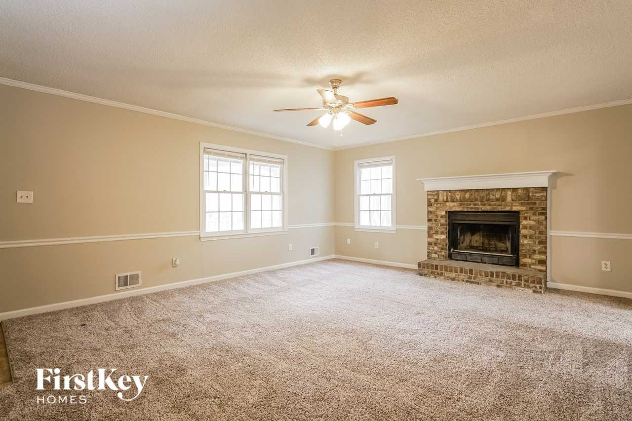 273 Hollis Cir - Photo 3 of 16