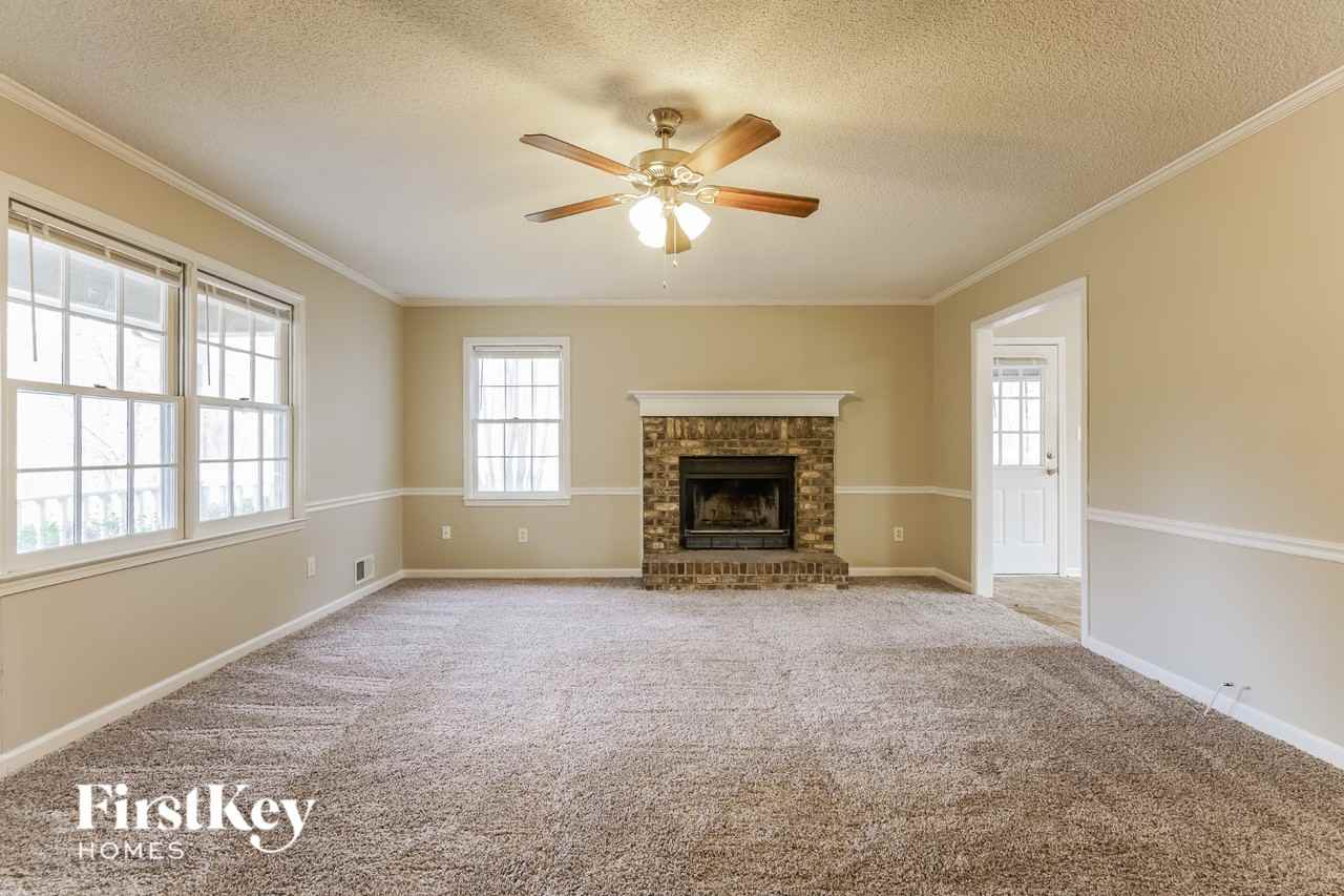 273 Hollis Cir - Photo 4 of 16