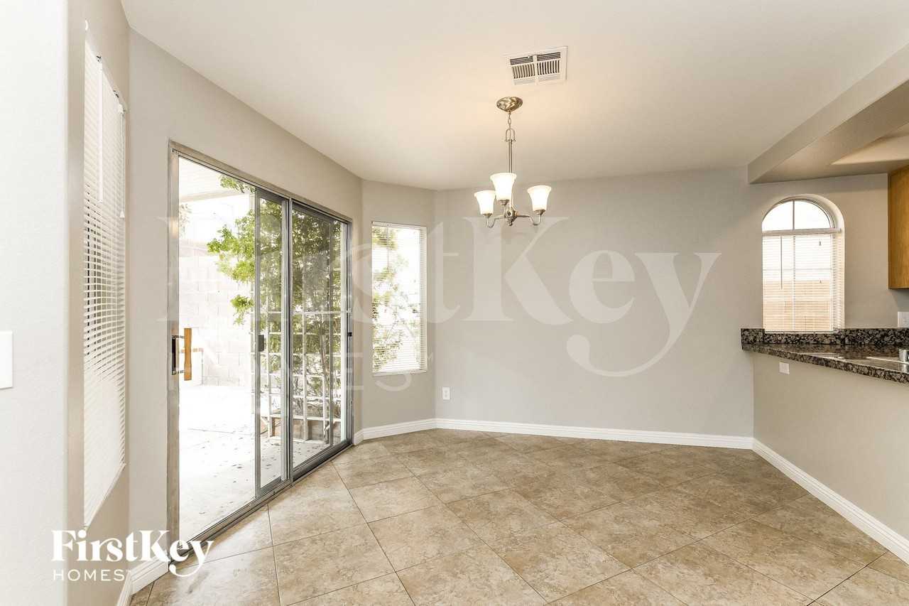 8333 Hollow Wharf Dr - Photo 4 of 15