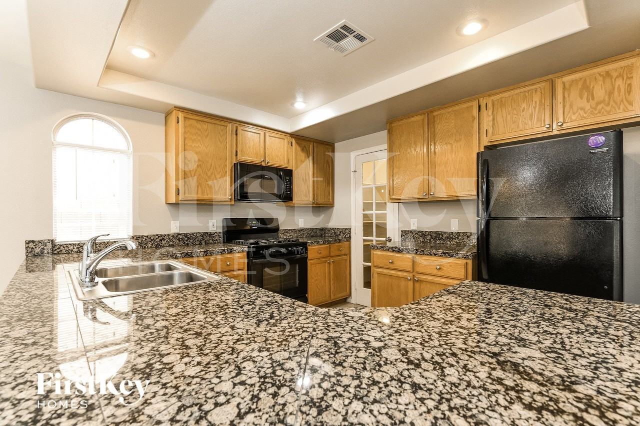 8333 Hollow Wharf Dr - Photo 5 of 15