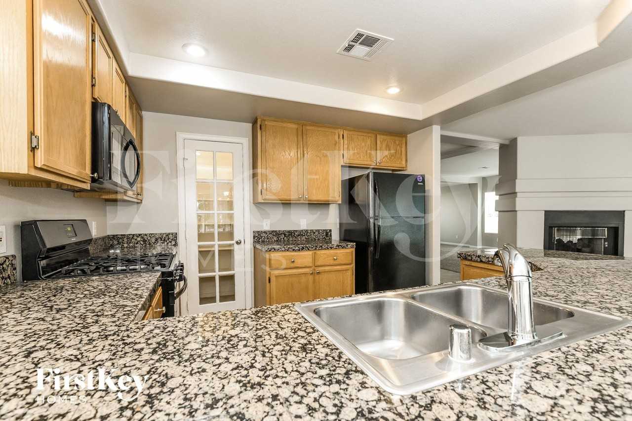 8333 Hollow Wharf Dr - Photo 6 of 15