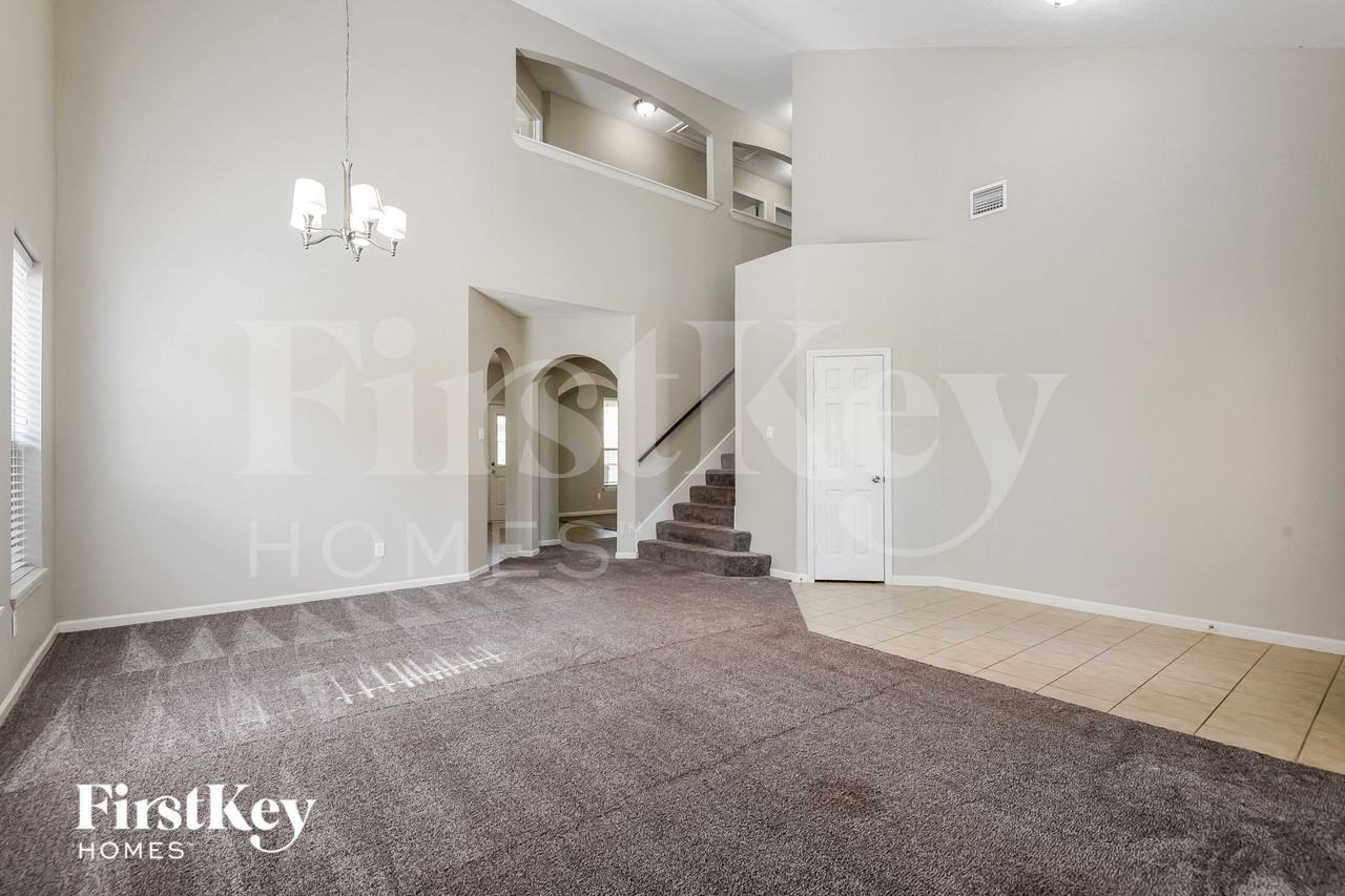 8207 Sugar Cane Dr - Photo 4 of 15