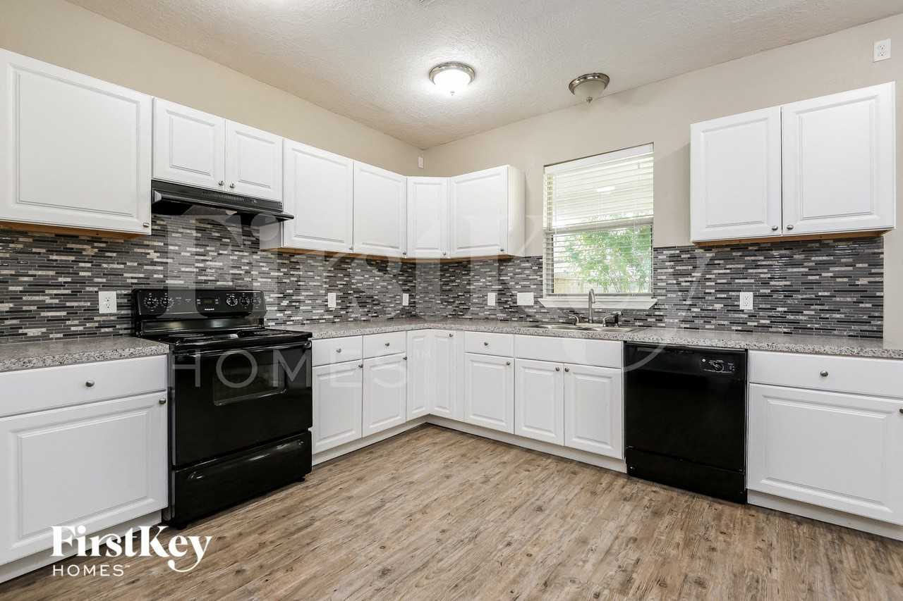 8207 Sugar Cane Dr - Photo 5 of 15
