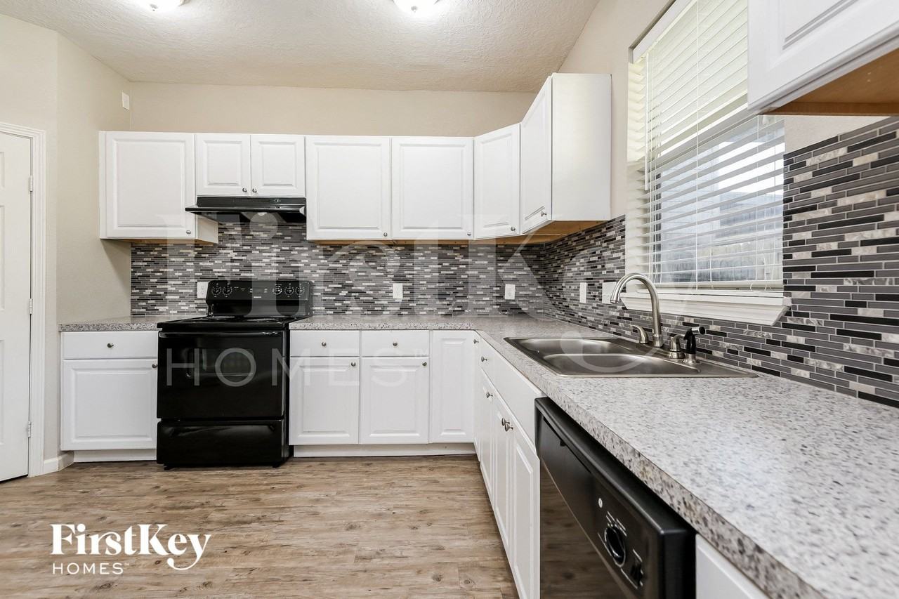 8207 Sugar Cane Dr - Photo 6 of 15