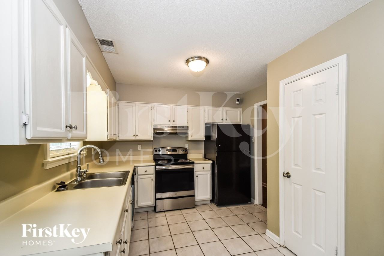 8051 Port Douglas Dr - Photo 4 of 16