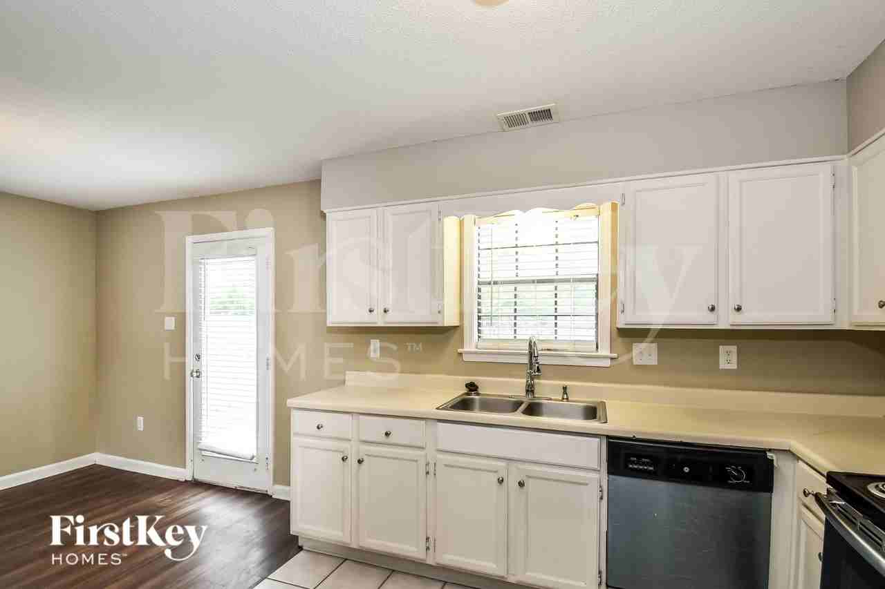 8051 Port Douglas Dr - Photo 5 of 16