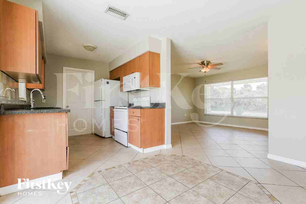 22376 New Rochelle Ave - Photo 5 of 16