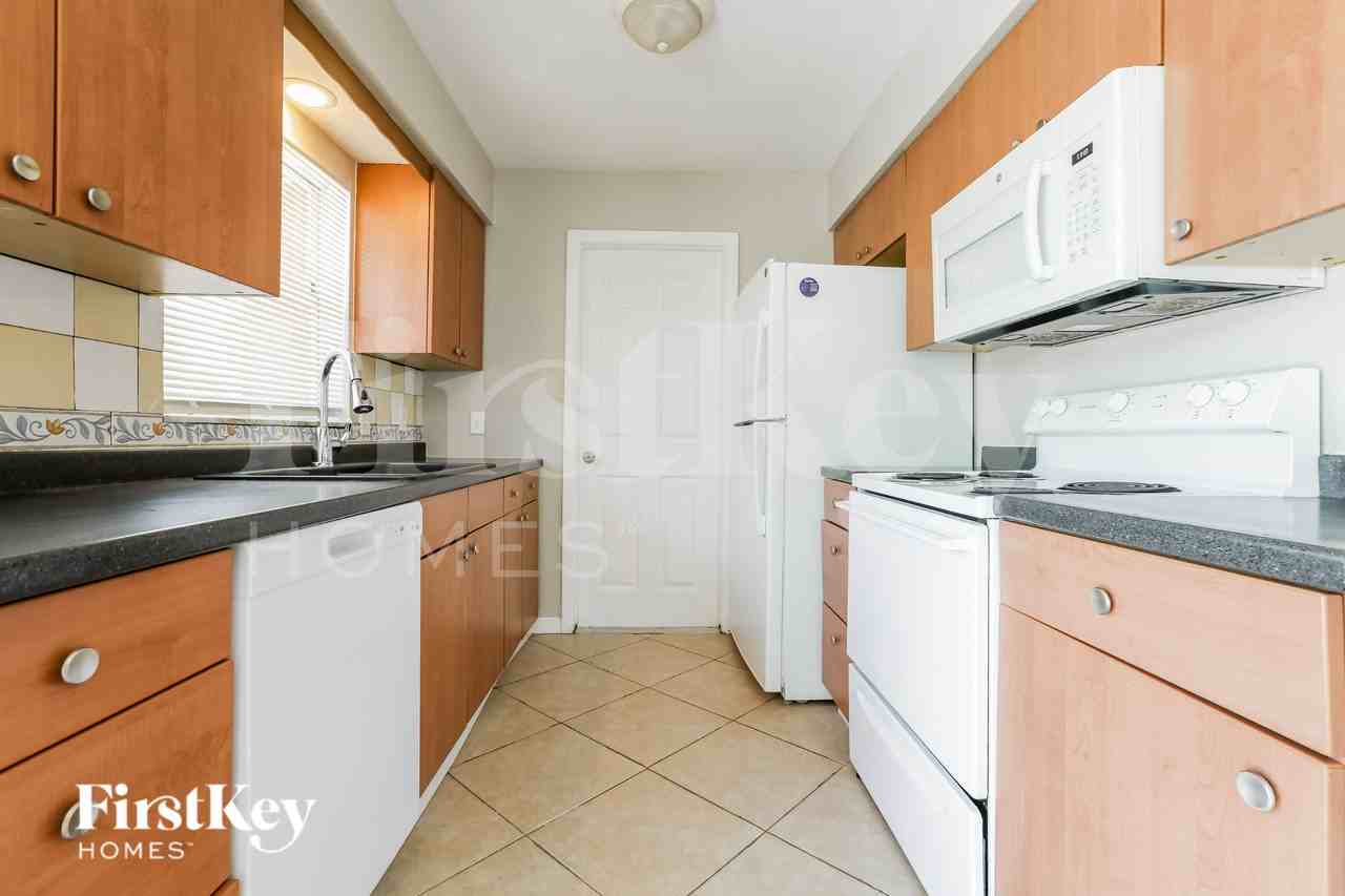 22376 New Rochelle Ave - Photo 6 of 16