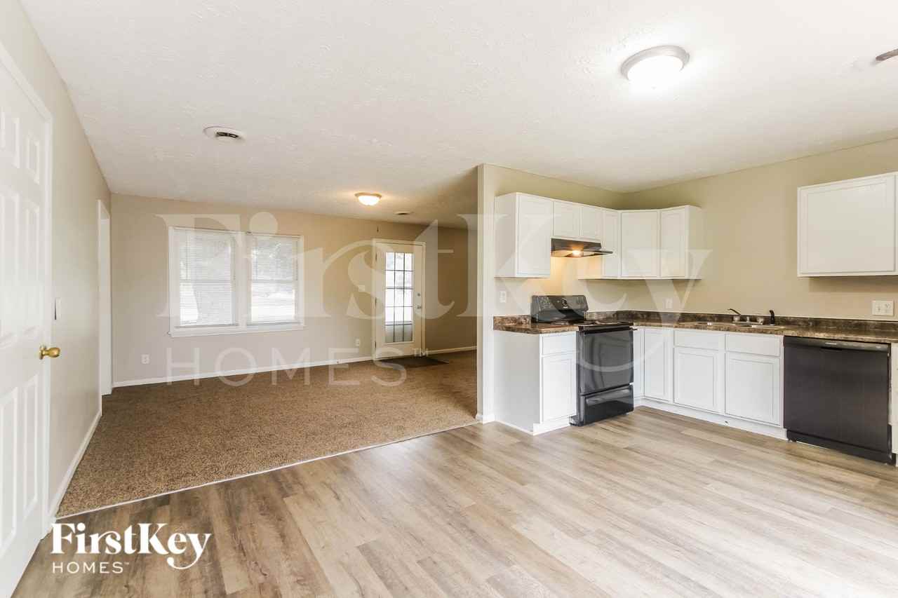 112 Lind Dr - Photo 4 of 16